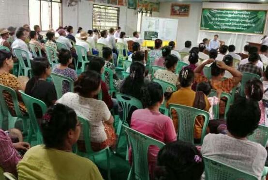 ပုံစာ- မြစိမ်းရောင် ကျေးရွာစီမံကိန်းနှင့်ပတ်သက်ပြီး တွံတေးမြို့နယ်တွင် ကျေးလက်နေသူများကို ရှင်းလင်းပြောကြားစဉ်