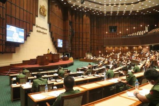 ရန်ကုန်တိုင်းလွှတ်တော် အရေးပေါ်အစည်းအဝေး တက်ရောက်ခဲ့သည့် တပ်မတော်သား လွှတ်တော်ကိုယ်စားလှယ်များအား တွေ့ရစဉ်