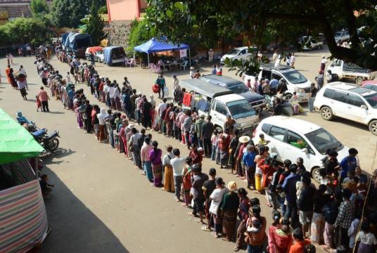 လားရှိုးမြို့ သီရိမင်္ဂလာမန်ဆူကျောင်းတိုက်သို့ ရောက်ရှိလာသည့် တိုက်ပွဲရှောင်များကို ၂၀၂၃ ခုနှစ် နှစ်ကုန်ပိုင်းက တွေ့ရစဉ် 