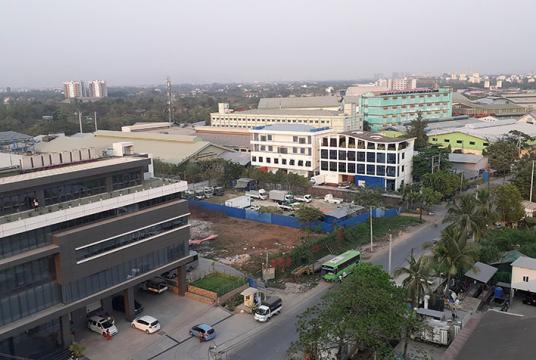 ကုန်ထုတ်စက်ရုံများ လည်ပတ်နေသော ရန်ကုန်မြို့ှရှိ စက်မှုဇုန်တစ်နေရာကို တွေ့ရစဉ် (ဓာတ်ပုံ-စည်သူအောင်)