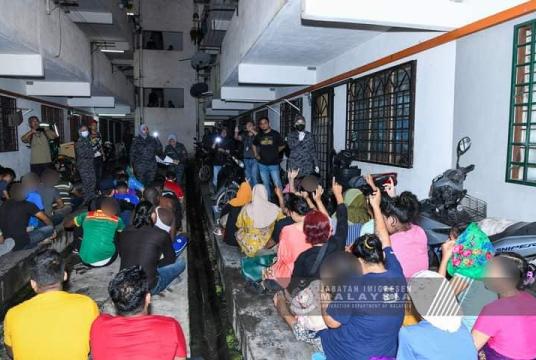 မလေးရှားနိုင်ငံ Bandar Tasik Kesuma ပြည်နယ်ရှိ နိုင်ငံခြားသားအများအပြားနေထိုင်သော Baiduri တိုက်ခန်းအား ဇန်နဝါရီ ၁၉ ရက် ညပိုင်းတွင် တာဝန်ရှိသူများက ဝင်ရောက်စီးနင်းကာ ရှာဖွေစစ်ဆေးမှုများပြုလုပ်စဉ် (ဓာတ်ပုံ-မလေးရှားနိုင်ငံ လူဝင်မှုကြီးကြပ်ရေးဌာန)