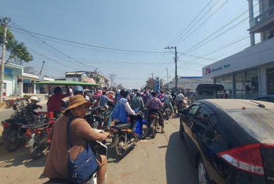 မြဝတီမြို့ရှိ ပုံမှန်စျေးဖြင့် စက်သုံးဆီရောင်းချပေးသည့် ဆီဆိုင်တစ်ဆိုင်၌ ဆီတန်းစီနေသူများကို တွေ့ရစဉ်