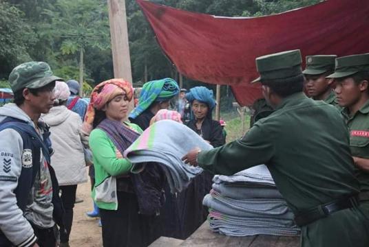 တိမ်းရှောင်လာသည့် ပအိုဝ်းတိုင်းရင်းသားများအား ထောက်ပံ့ရေးပစ္စည်းများ ပေးအပ်နေသည့် “၀” တပ်ဖွဲ့ဝင်များအား တွေ့ရစဉ် 