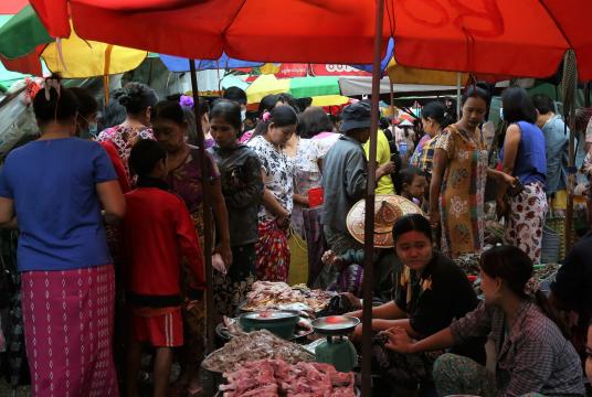 ရန်ကုန်မြို့ရှိ စျေးကြီးတစ်စျေးတွင် စျေးသည်စျေးဝယ်တို့ကို တွေ့ရစဉ် (ဓာတ်ပုံ-ကြည်နိုင်)