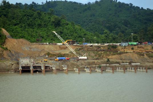 ကုလားတန်မြစ်ကြောင်း ဘက်စုံစီမံကိန်းတွင် ပါဝင်သည့် ပလက်ဝဆိပ်ကမ်း တည်ဆောက်နေမှုကို ၂၀၁၄ ခုနှစ်က တွေ့ရစဉ်