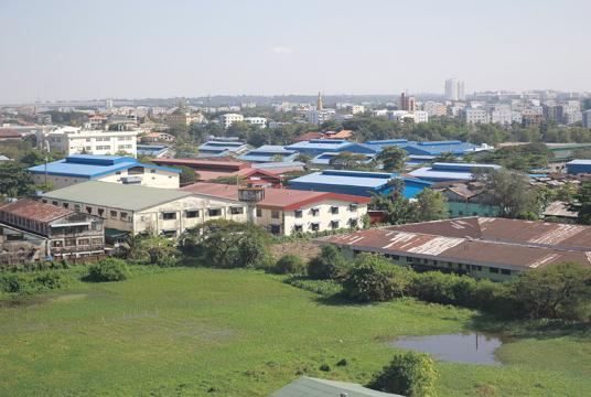 ရန်ကုန်မြို့ သာကေတစက်မှုဇုန်ရှိ ကုန်ထုတ်စက်ရုံများကို တွေ့ရစဉ် (ဓာတ်ပုံ-ကြည်နိုင်)