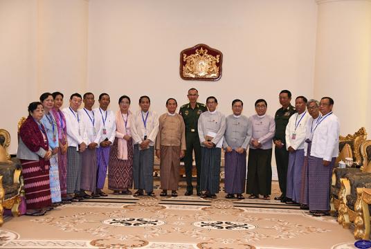 နိုင်ငံတော်သမ္မတနှင့် မြန်မာနိုင်ငံအမျိုးသားလူ့အခွင့်အရေးကော်မရှင်အသစ်တွေ့ဆုံပြီး အမှတ်တရဓာတ်ပုံရိုက်ကူးစဉ် (ဓာတ်ပုံ-နိုင်ငံတော်သမ္မတရုံး)