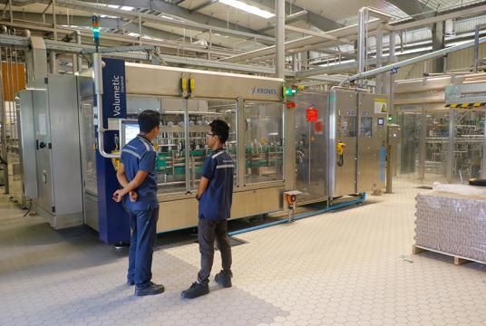 ရန်ကုန်မြို့ရှိ စက်မှုကုန်ထုတ်စက်ရုံ လုပ်ငန်းခွင်တစ်ခုကို တွေ့ရစဉ် (ဓာတ်ပုံ-ပြည့်ဖြိုးအောင်)