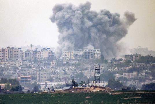 အောက်တိုဘာ ၂၇ ရက်က ဂါဇာဒေသမြောက်ပိုင်းတွင် အစ္စရေးက ဗုံးကြဲတိုက်ခိုက်ခဲ့ပြီးနောက် မီးခိုးလုံးကြီးများ တက်လာပုံကိုတွေ့ရစဉ်
