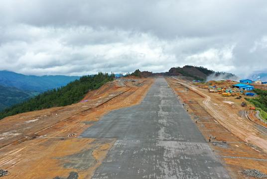 ချင်းပြည်နယ်ရှိ ဖလမ်း(ဆူရ်ဘုန်)လေယာဉ်ကွင်းသစ်၏ လေယာဉ်ပြေးလမ်းတည်ဆောက်ပြီးစီးမှုကို ဇူလိုင် ၁၈ ရက်က တွေ့ရစဉ်