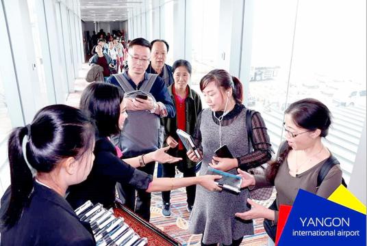  ရန်ကုန်အပြည်ပြည်ဆိုင်ရာလေဆိပ်သို့ ရောက်ရှိလာသည့် တရုတ်နိုင်ငံသားခရီးသွားများကို တွေ့ရစဉ်