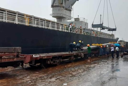  ရထားသံလမ်းရှည်များသယ်ဆောင်လာသည့့် Istoyra သင်္ဘောအား ဆူးလေဆိပ်ကမ်းတွင် တွေ့ရစဉ်