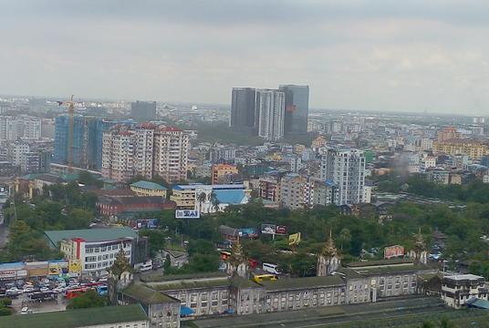 ရန်ကုန်မြို့ရှိ အိမ်ခြံမြေအဆောက်အအုံများကို  တွေ့ရစဉ်(ဓာတ်ပုံ -နီလာ)