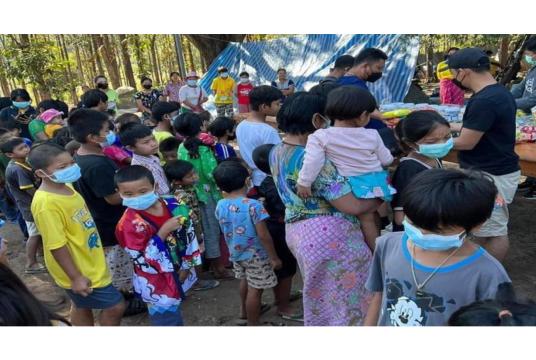 ​လေးကေ့ကော်ဒေသမှ နေရပ်စွန့်ခွာလာသည့် စစ်ဘေးရှောင်အချို့ကို တွေ့ရစဉ်