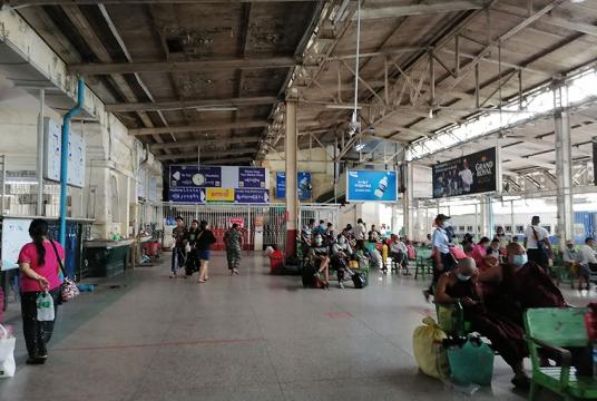 ရန်ကုန်-မန္တလေးခရီးစဉ်တွင် လိုက်ပါမည့် ခရီးသည်များအား ရန်ကုန်ဘူတာကြီးတွင် တွေ့ရစဉ်