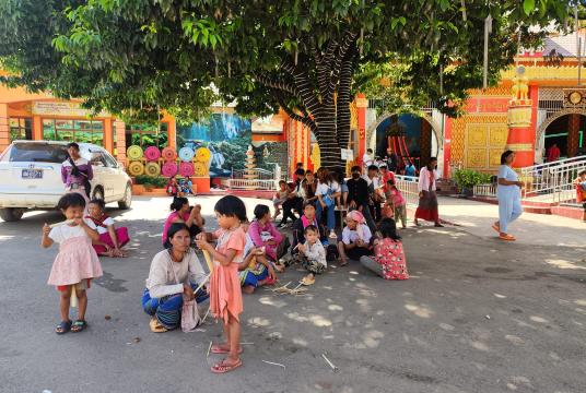 လားရှိုးမြို့၊ မန်ဆူရှမ်းကျောင်းတိုက်သို့ ရောက်ရှိလာသည့် တိုက်ပွဲရှောင်ပြည်သူအချို့ကို အောက်တိုဘာ ၃၀ ရက်က တွေ့ရစဉ် (ဓာတ်ပုံ - ထွန်းနေလှိုင် (နောင်ပိန်)