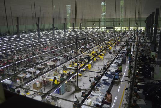 ရန်ကုန်မြို့အတွင်းရှိ အထည်ချုပ်စက်ရုံလုပ်ငန်းခွင်တစ်ခုကို တွေ့ရစဉ်