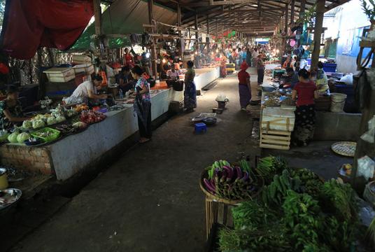 ရန်ကုန်မြို့ရှိ ဟင်းသီးဟင်းရွက်နှင့် အသားငါးများရောင်းချသော စျေးရုံတစ်ရုံကို တွေ့ရစဉ် (ဓာတ်ပုံ- ကြည်နိုင်)