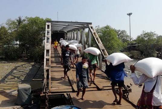 ရန်ကုန်မြို့ ၀ါးတန်းဆိပ်ကမ်း၌ ဆန်အတင်အချပြုလုပ်နေသည်ကို တွေ့ရစဉ်  (ဓာတ်ပုံ-ဇေယျာငြိမ်း)