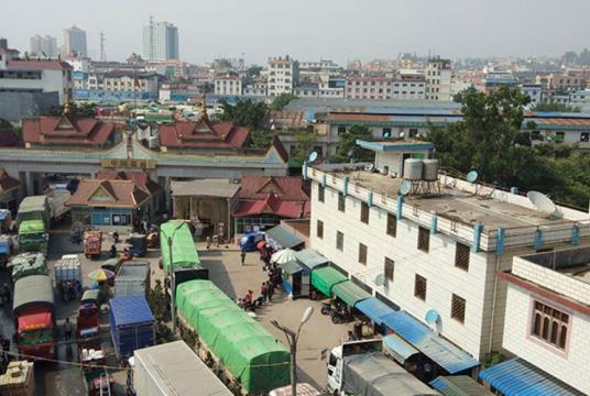 မြန်မာ-တရုတ်နယ်စပ် မူဆယ်ရှိ မန်းဝန်းဂိတ်တွင်ကုန်တင်ယာဉ်များ ဖြတ်သန်းနေမှုကို တွေ့ရစဉ်(ဓာတ်ပုံ-ပြည့်စုံ)