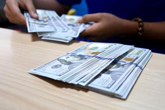ရန်ကုန်မြို့ရှိ ငွေလဲကောင်တာတစ်ခုကိုတွေ့ရစဉ်