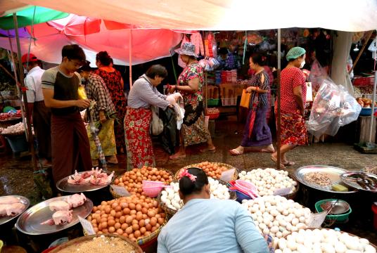 ရန်ကုန်မြို့အတွင်းရှိ အခြေခံစားသောက်ကုန်များ ရောင်းချရာ စျေးတစ်ခုကိုတွေ့ရစဉ်