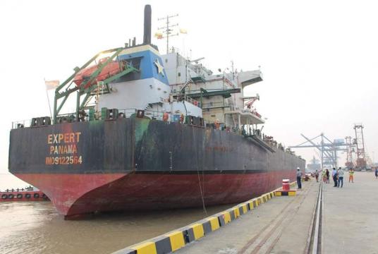 သီလဝါဆိပ်ကမ်းသို့ ဝင်ရောက်လာသည့် နိုင်ငံတကာပင်လယ်ကူးသင်္ဘောတစ်စီးအား တွေ့ရစဉ်
