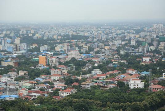 ရန်ကုန်မြို့ ရန်ကင်းမြို့နယ်ရှိ အိမ်ခြံမြေအဆောက်အအုံများကို တွေ့ရစဉ် (ဓာတ်ပုံ-ကြည်နိုင်)