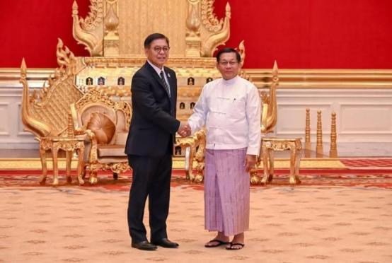 ပုံစာ- ဧပြီ ၂၂ ရက်က နေပြည်တော်သို့ ရောက်ရှိလာသည့် ထိုင်းနိုင်ငံခြားရေးဝန်ကြီးနှင့် နိုင်ငံတော်သမ္မတဦးမင်အောင်လှိုင် လက်ဆွဲနှုတ်ဆက်နေစဉ် (Bangkok Post)